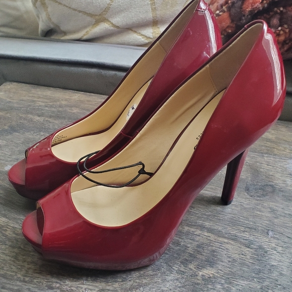 Deep red, patten leather Guess, peep toes heels - Picture 2 of 2